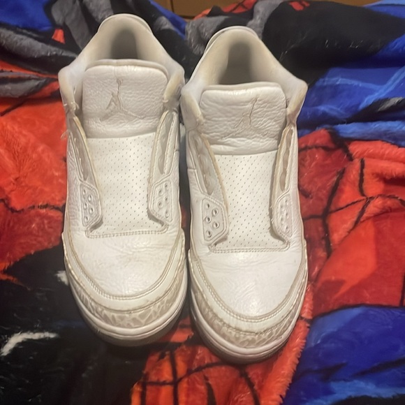 that the shoes are Jordan’s 3’s i couldn’t even wear laces come with purchase